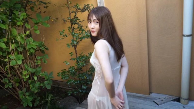 石田桃香1st水着グラビアDVD「withももか」 (15)