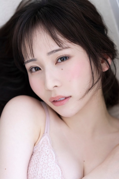 栗原舞優水着グラビア写真集『カラフルまゆちゃんと、モノトーンまゆちゃん』