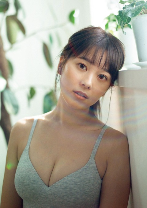 小坂井祐莉絵週プレ水着グラビア
