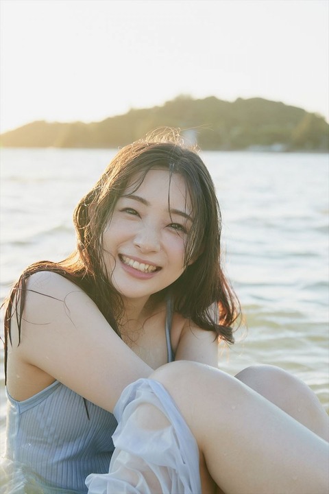足立梨花の最新写真集「リリカル」美尻