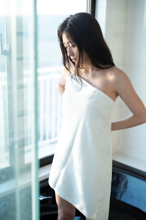元NMB48内木志3rd写真集「こころ模様」ランジェリーカット