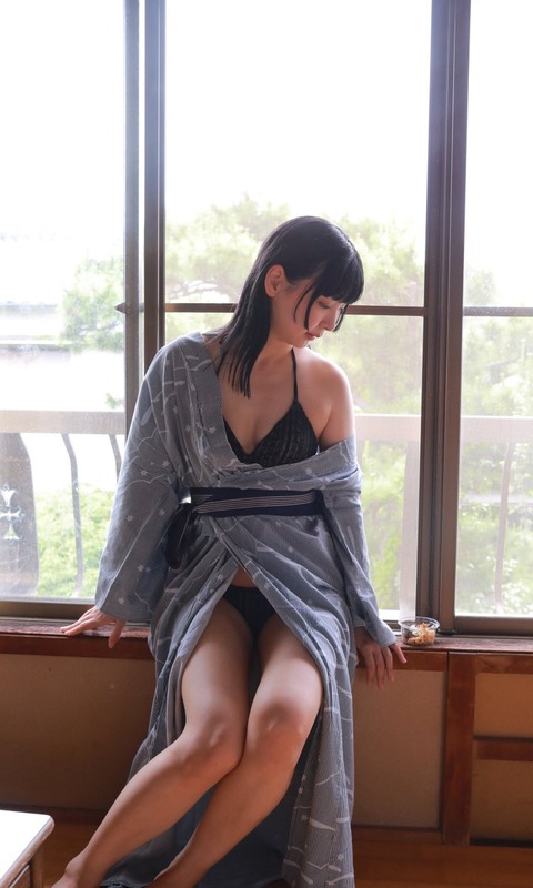山﨑愛子週プレ初水着グラビア