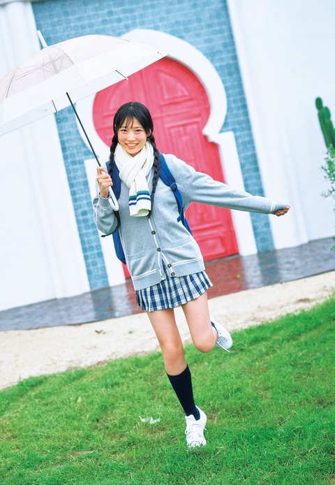 百田汐里ヤンジャン水着グラビア
