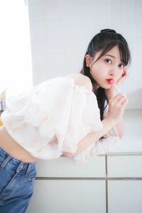 乃木坂46久保史緒里「WHITE graph」グラビア