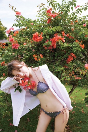 【画像】ルーマニアハーフ美女(20)、水着グラビアが美しすぎるwwwwwwwViVi専属モデルの雑賀サクラ、「2025いちばんかわいい水着」を披露！！！