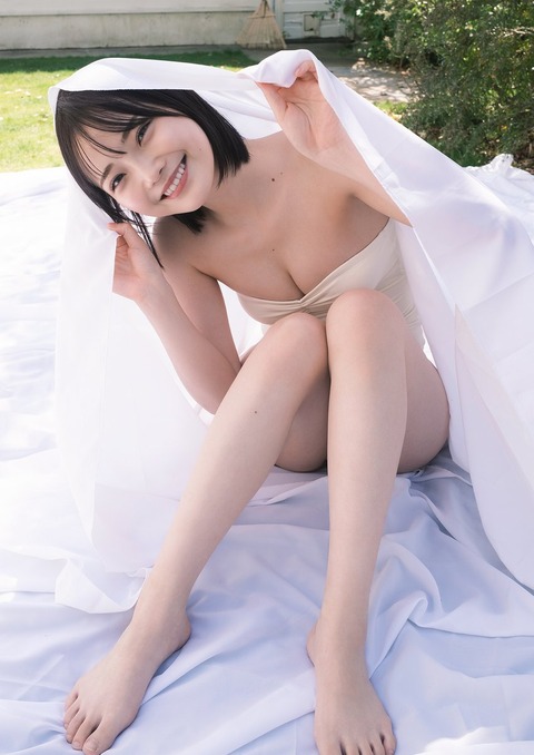 新谷姫加ヤンジャン水着グラビア
