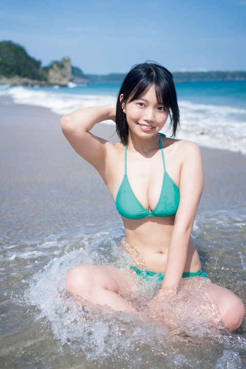 夏目綾の水着グラビア