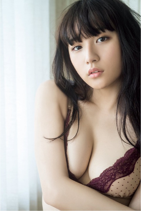 “1000年に1度の童顔巨乳”浅川梨奈Eカップ水着写真集