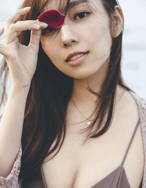 乃木坂46新内眞衣の卒業記念2nd写真集「夜が明けたら」水着姿カット