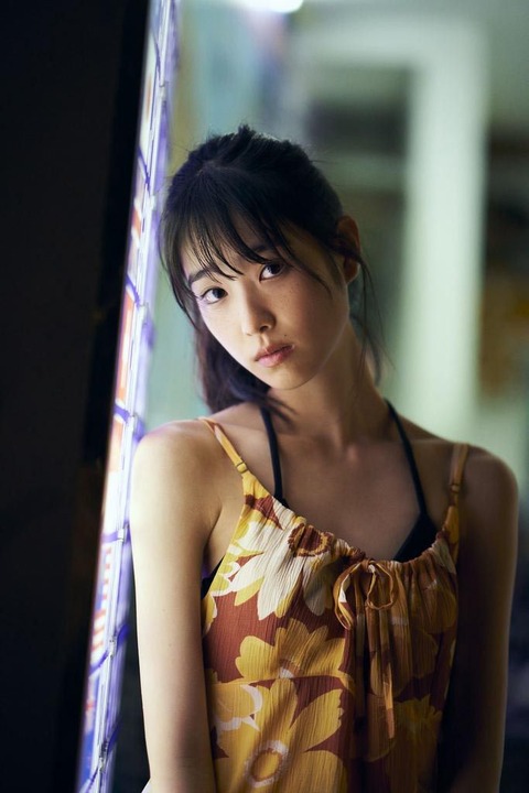 髙橋ひかるファースト写真集「WATERFALL」