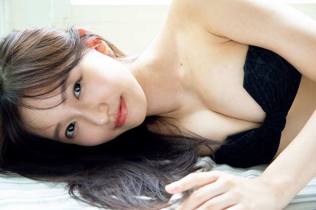 志田音々水着グラビア