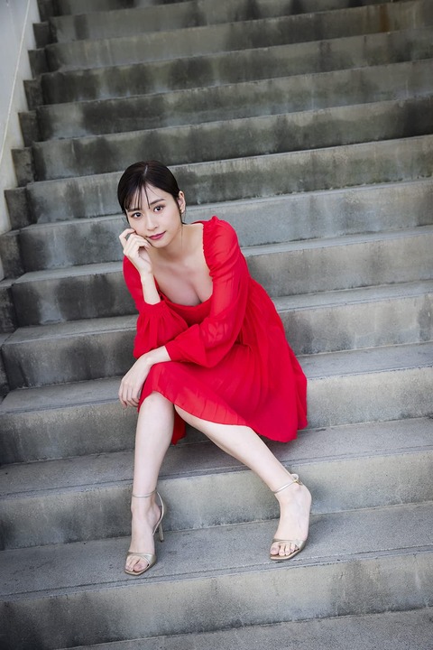 元NMB48内木志2nd写真集「various」ランジェリー姿