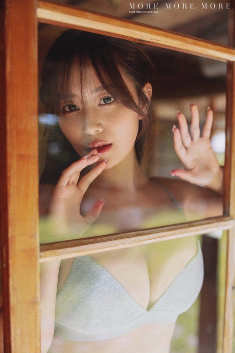 井口裕香2nd写真集『MORE MORE MORE』2