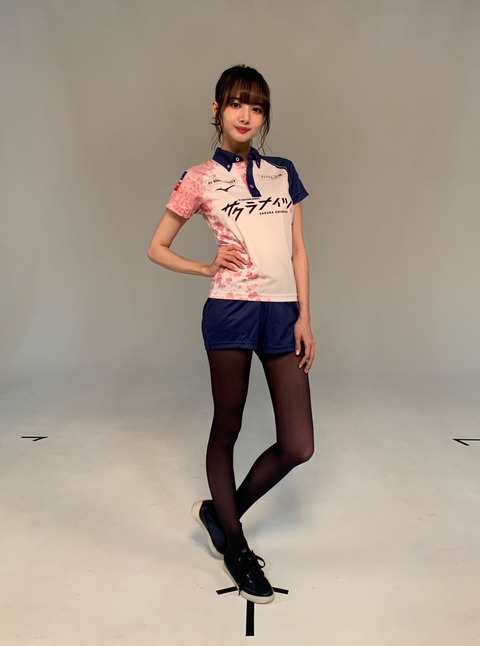 岡田紗佳「KADOKAWAサクラナイツ」新ユニフォーム姿