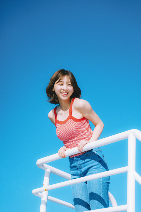 日向坂46富田鈴花1st写真集巨乳カット