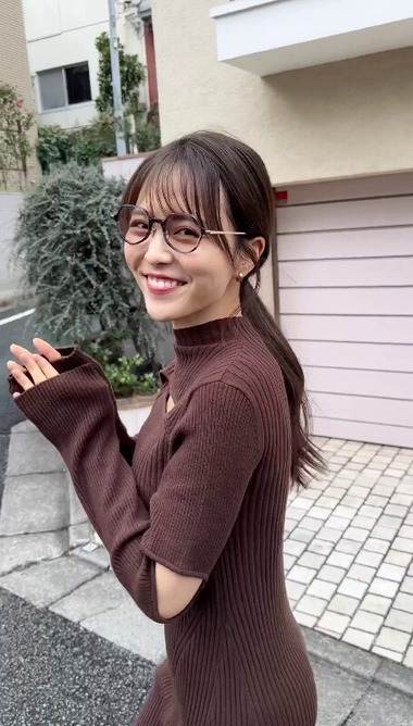 新田さちかあざとニットワンピ (10)