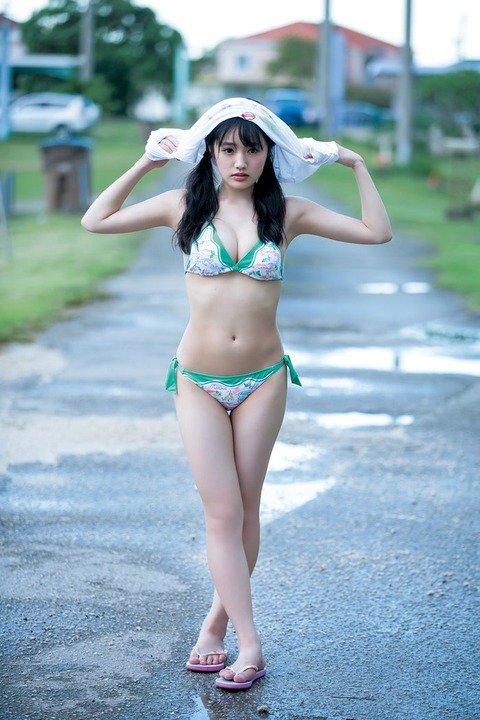 安藤咲桜カップサイズ水着グラビア