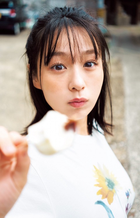 高野真央ヤンジャン水着グラビア
