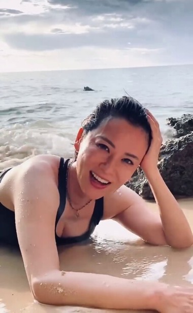 鈴木砂羽52歳水着ショット (12)
