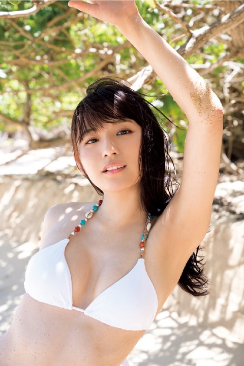 “1000年に1度の童顔巨乳”浅川梨奈Eカップ水着写真集