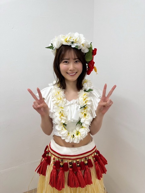 丹生明里へそ出し写真が大反響