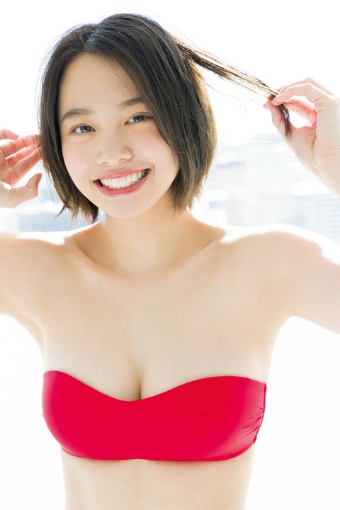 新田あゆなカップサイズ水着グラビア