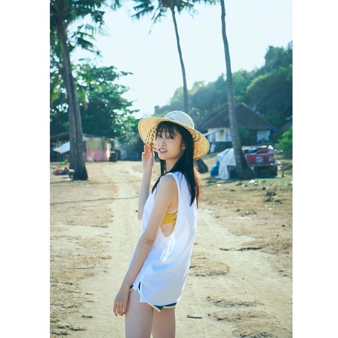 髙橋ひかるファースト写真集「WATERFALL」