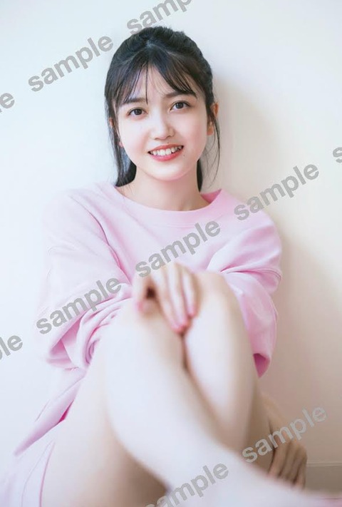 乃木坂46久保史緒里「WHITE graph」グラビア