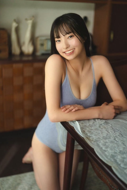 里仲菜月の水着グラビア