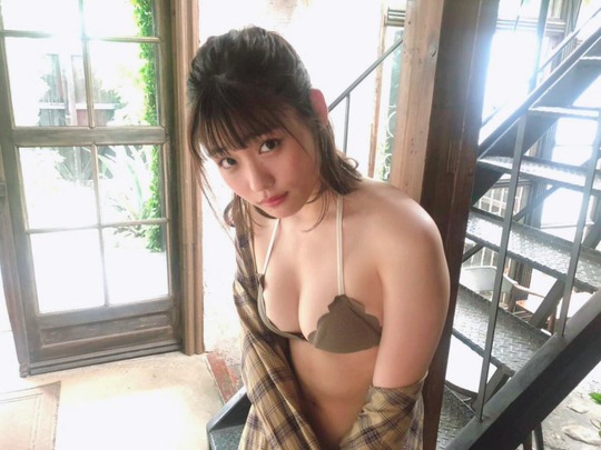 石田桃香カップサイズ水着グラビア
