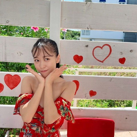モーニング娘。小田さくら水着写真集『さくら日和』