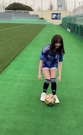 日向坂46影山優佳リフティング (3)
