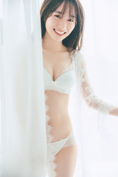 櫻坂46 守屋麗奈 1st写真集ランジェリー姿
