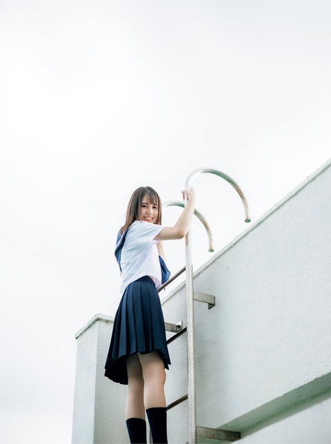 日向坂46小坂菜緒1st水着写真集「君は誰?」