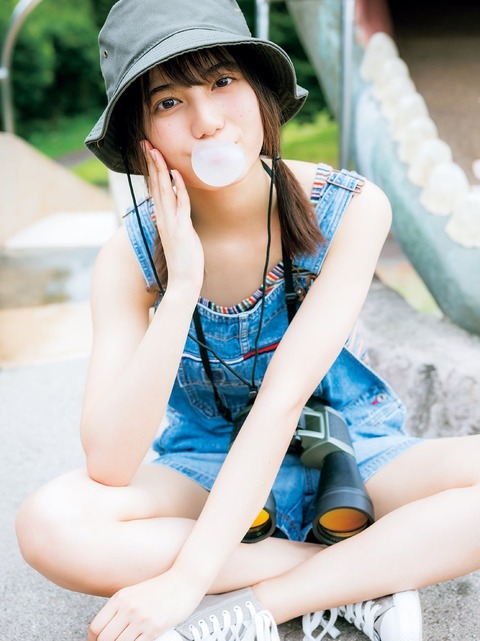 日向坂46小坂菜緒1st水着写真集「君は誰?」