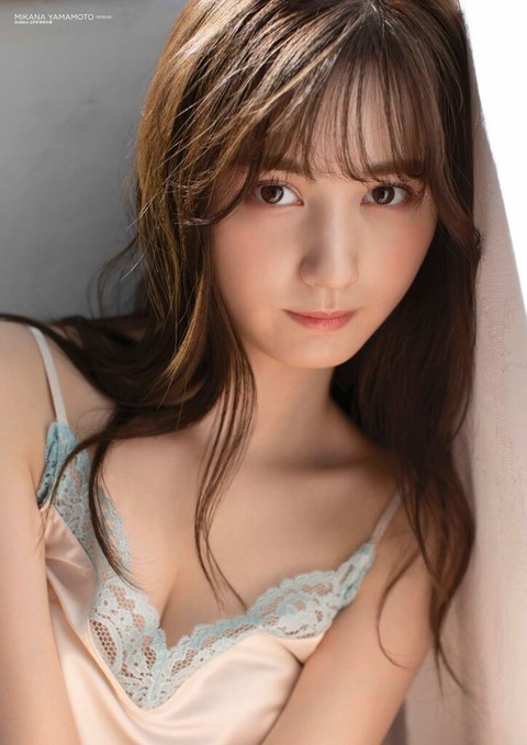 NMB48山本望叶の胸谷間&へそチラグラビア