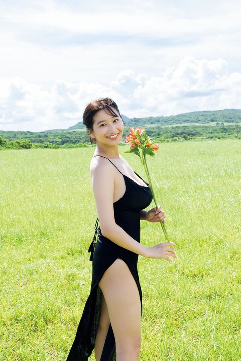 榎原依那1st写真集「Inaism」