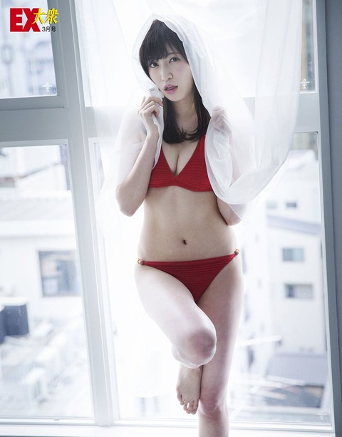 吉田朱里水着グラビア