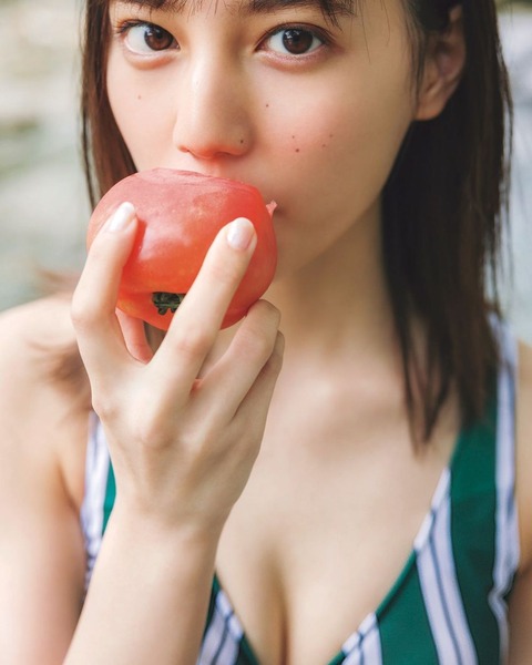 日向坂46小坂菜緒1st水着写真集「君は誰?」