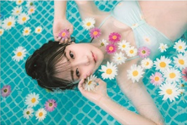 小倉唯水着写真集「Yui colore…」