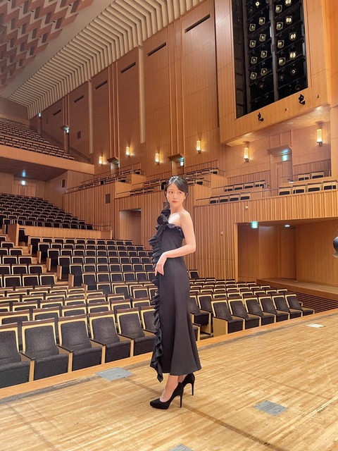 乃木坂46久保史緒里「WHITE graph」グラビア