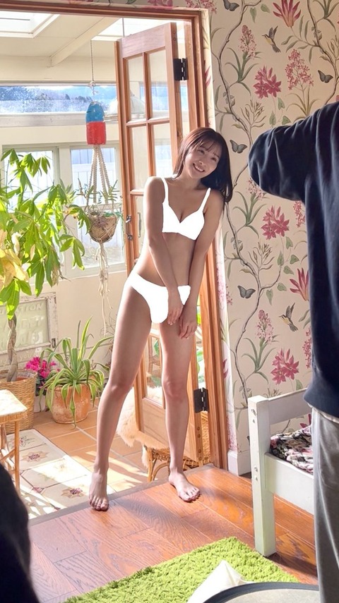 島田菜津美ヤンジャン初水着グラビア