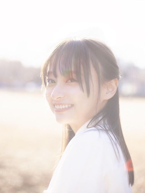 日向坂46影山優佳1st写真集の先行カット