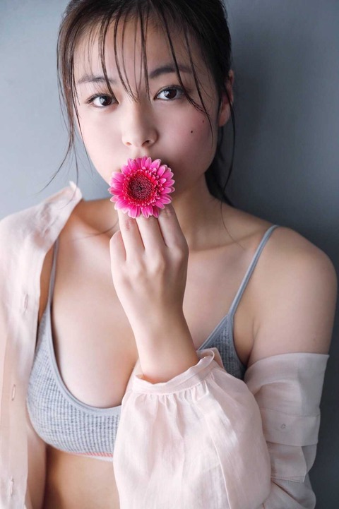 和内璃乃FRIDAY初グラビア