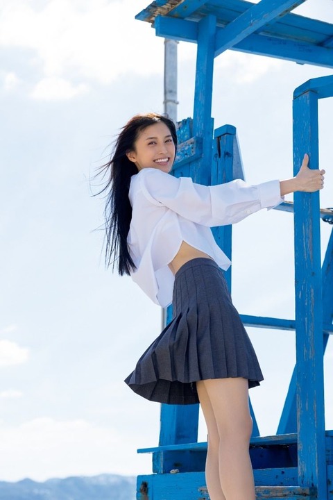 小山璃奈ファースト水着写真集『Last Teen』