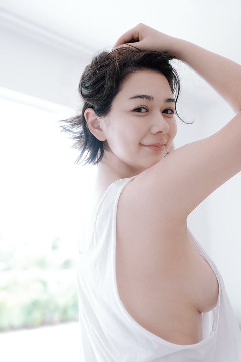村重杏奈の最新写真集の先行カット