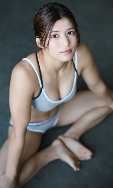 山岡聖怜 週刊プレイボーイ 初水着グラビア