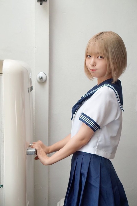 奥ゆい金髪ショートカット