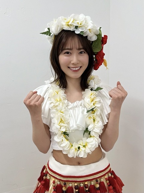 丹生明里へそ出し写真が大反響