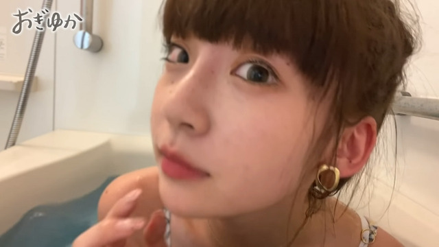 荻野由佳が日焼け水着姿で自宅風呂に入浴 (17)